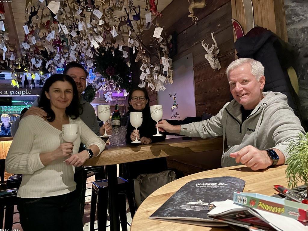 ការលេងជាមួយគ្រួសារ: សកម្មភាពល្អឥតខ្ចោះសម្រាប់គ្រួសារ